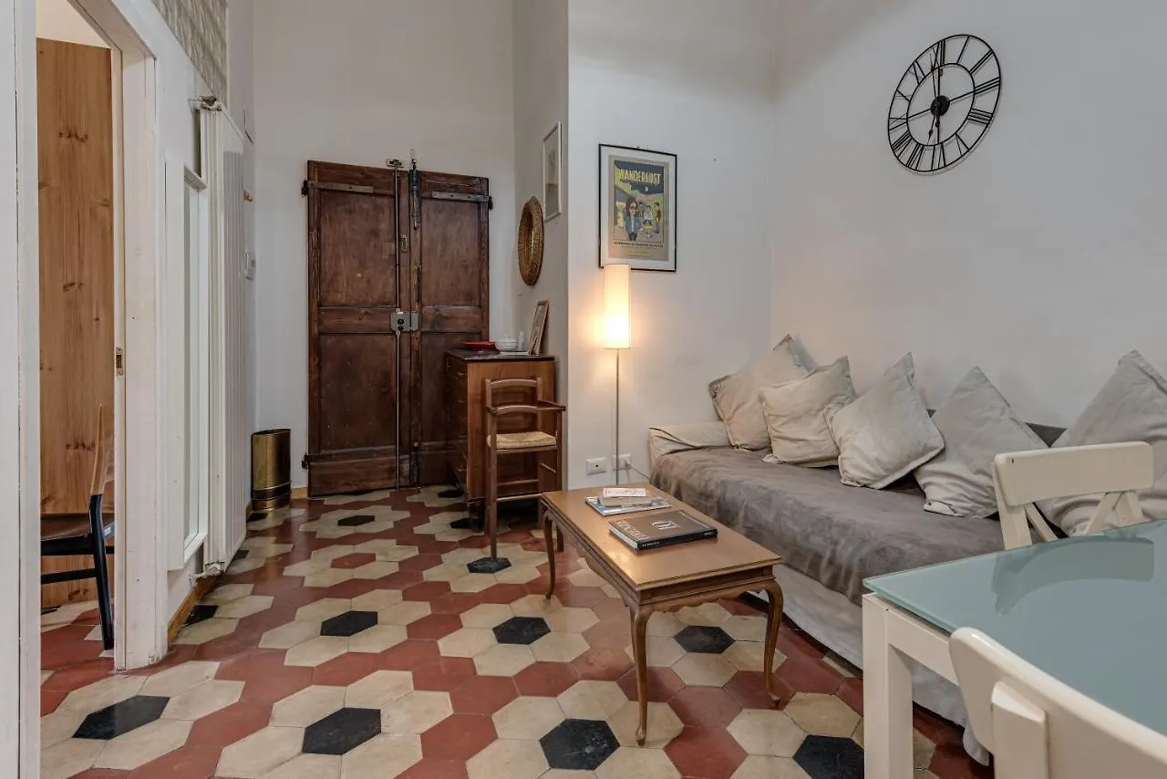Eclectic Apartment In Santa Croce Florence